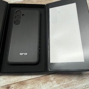 dbrand Grip Case Samsung Galaxy S25 Plus MagSafe Black White Topographic Skin